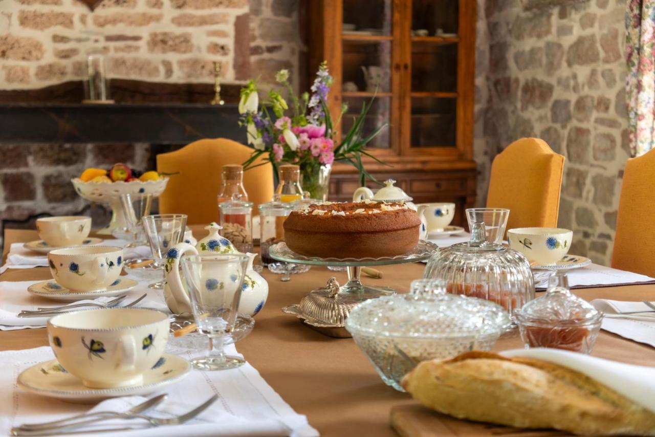 La Demeure Du Comte Bed & Breakfast Marcillac-Vallon Bagian luar foto