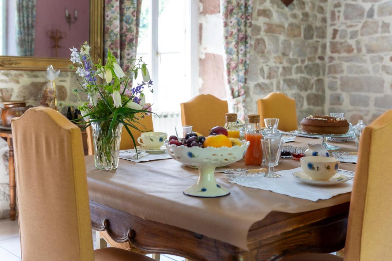 La Demeure Du Comte Bed & Breakfast Marcillac-Vallon Bagian luar foto