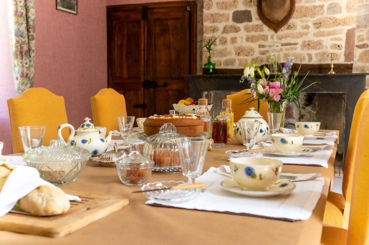 La Demeure Du Comte Bed & Breakfast Marcillac-Vallon Bagian luar foto